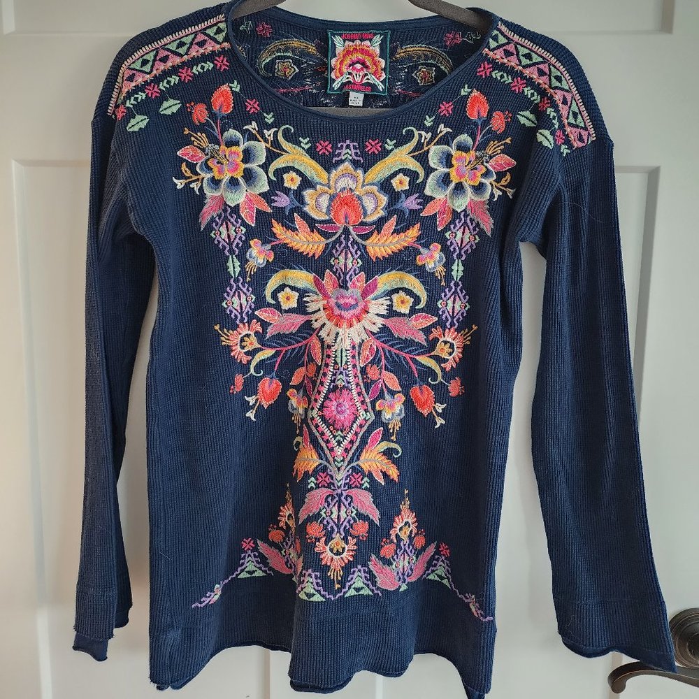 Johnny Was Navy Blue Embroidered Floral Cotton Blouse Size XS, gently preowned